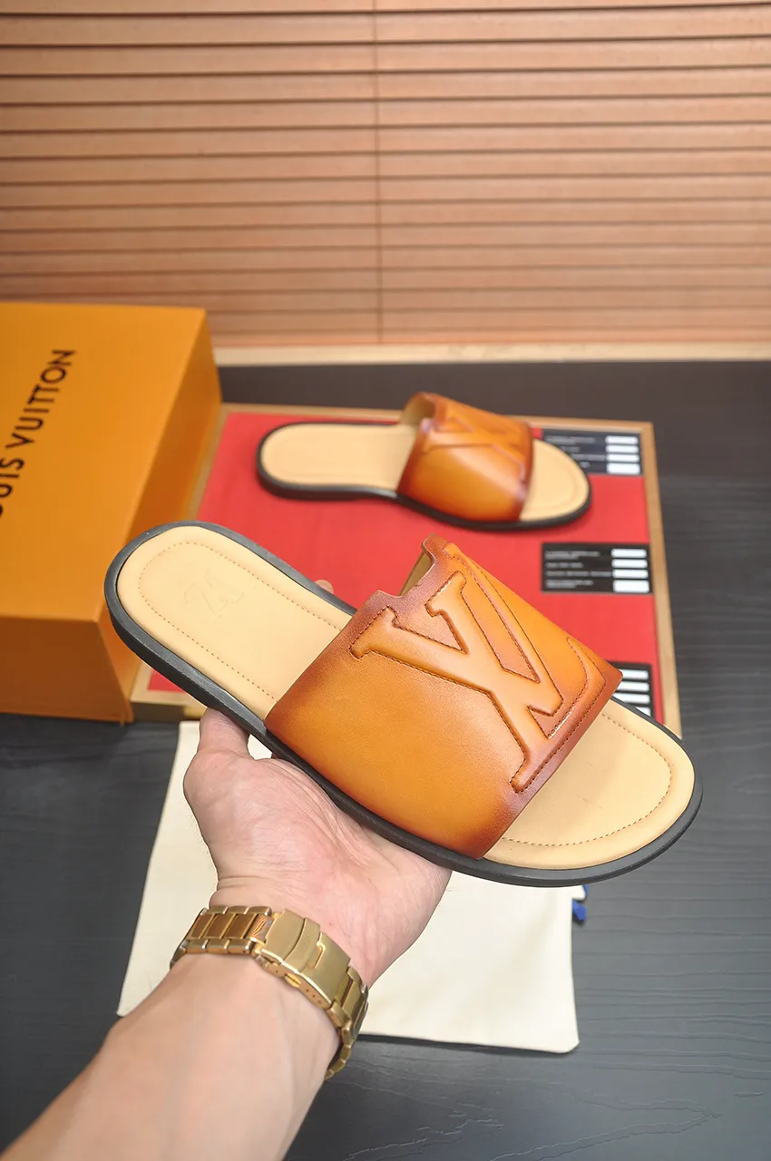 Men's shoes 💰360💶 [Louis Vuitton LV slippers] (high-end cowhide) counter 1:1 fashion style, a must-have for summer! The designer used LV’s iconic outsole. The original simple slippers instantly become fashionable! The upper is made of flexible special cowhide leather straps alternately, and the workmanship is exquisite! A must-have for stylish men in summer, size 38-46 (45 46 customized)